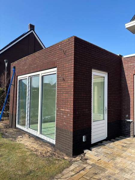 Dezelfde aanbouw, schuin van voren