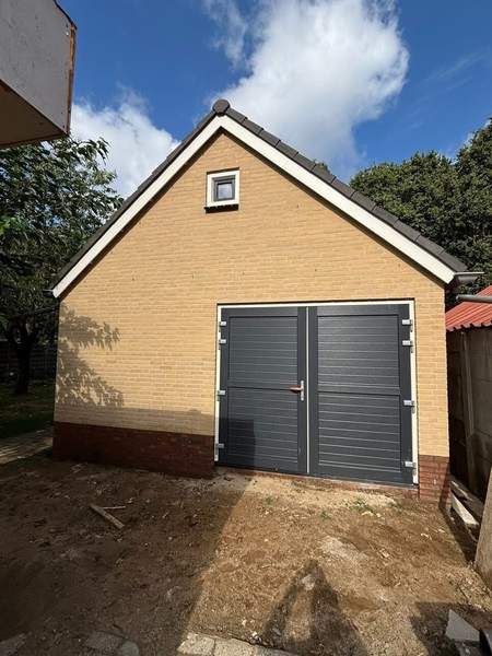 Garage met grijze deuren, recht van voren