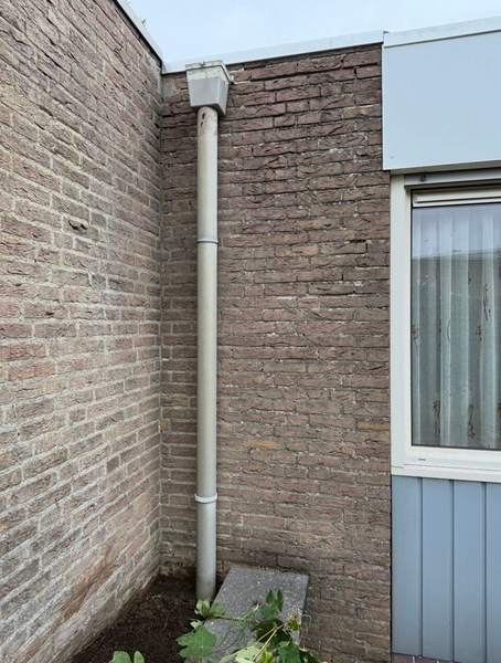 Binnenhoek met regenpijp en raam