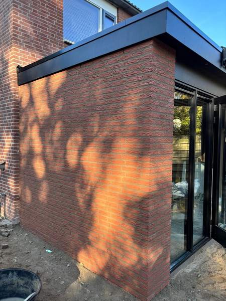 Gemetselde muur in de middagzon