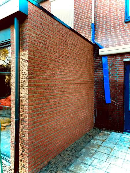 Gemetselde muur tussen twee woningen