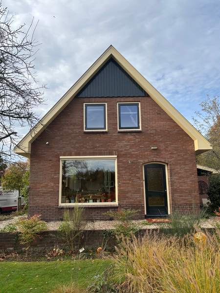 Vrijstaande woning met puntgevel in rode baksteen, na de werkzaamheden