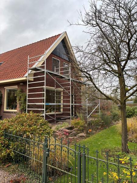 Dezelfde woning in de steigers tijdens het werk