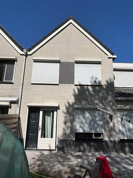 Grijze rijwoning, recht van voren