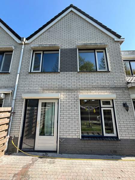 Rijwoning met grijze gevelsteen
