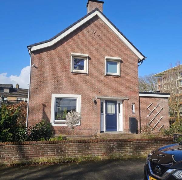 Dezelfde woning, vanaf de straat gezien