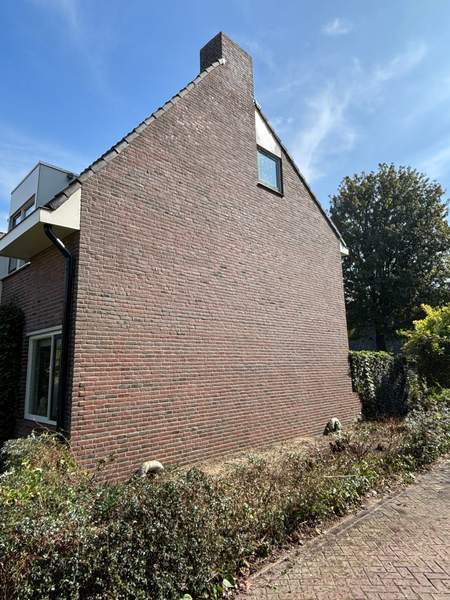 Bruine zijgevel na het werk
