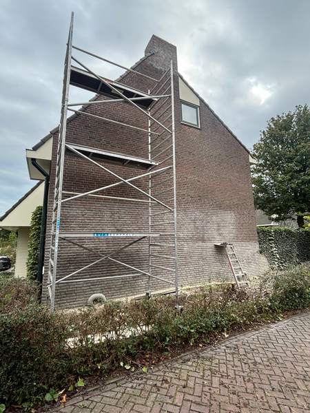 Dezelfde zijgevel met rolsteiger