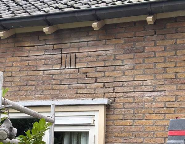 Horizontale scheuren in een gevel onder de dakgoot