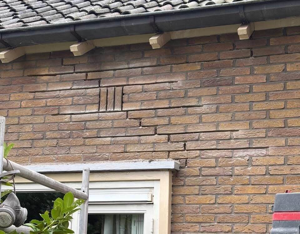 Horizontale scheuren in een gevel onder de dakgoot
