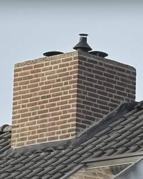 Gele schoorsteen met rookgasafvoer