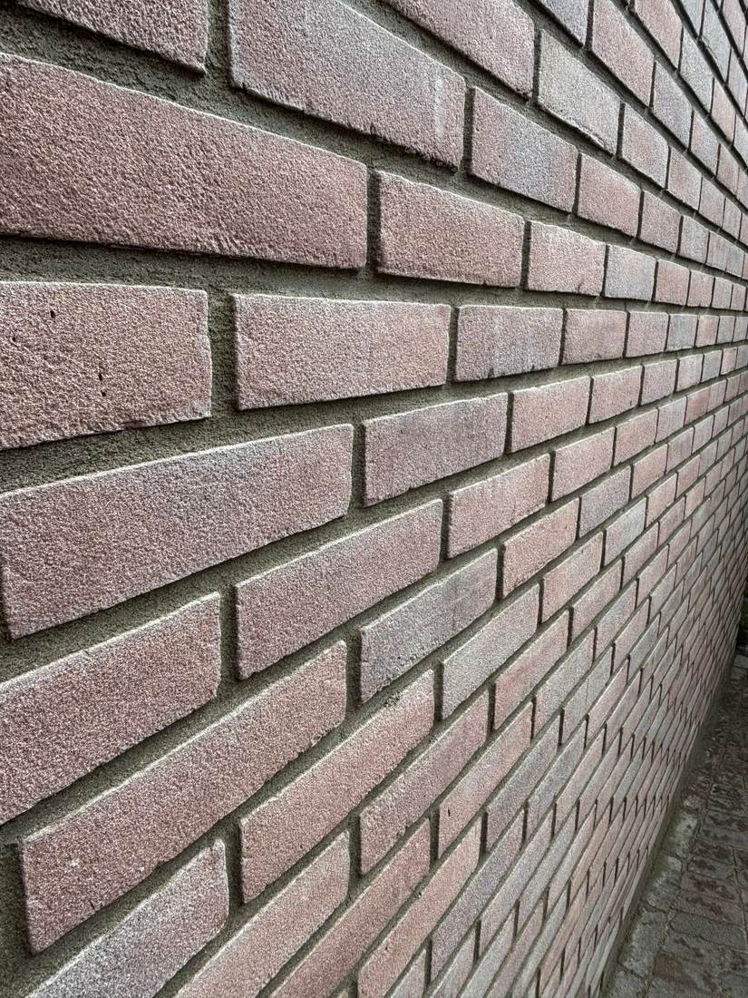 Detail van de tuinmuur: de terugliggende voeg geeft schaduw