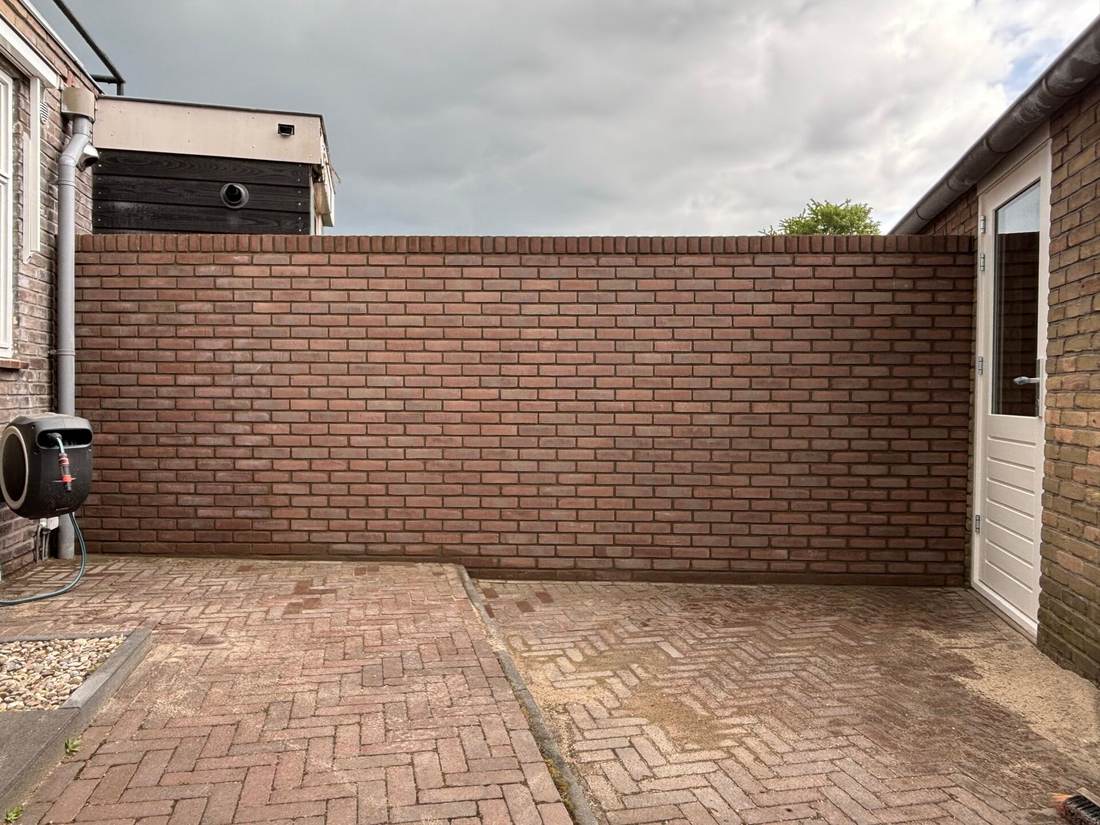 Tuinmuur met terugliggende voeg