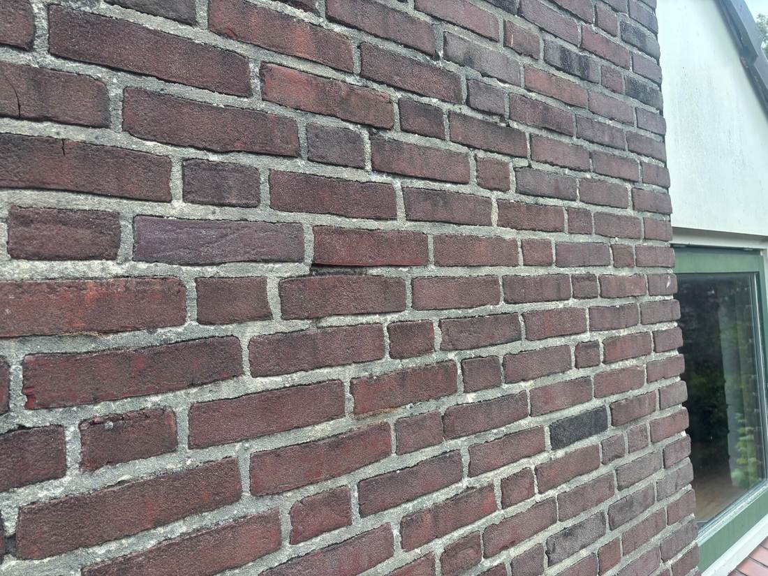 Close-up van bruin metselwerk met nieuwe voegen