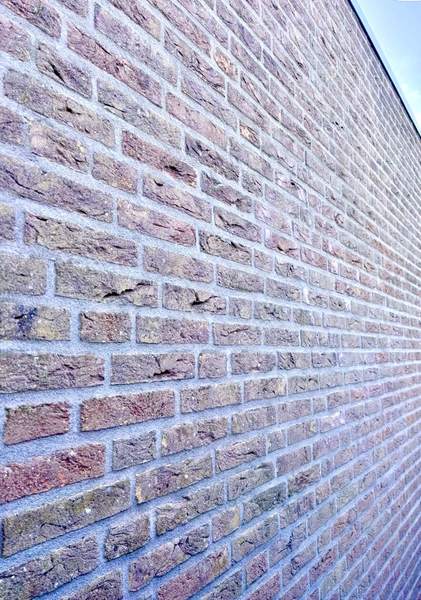 Lichte baksteen met nieuw voegwerk, van onderen gezien